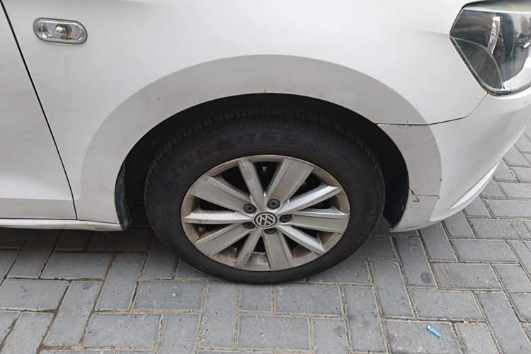 Used Volkswagen Jetta 2015 Value Edition 1.6L Automatic Comfort Version Right Front Wheel Hub