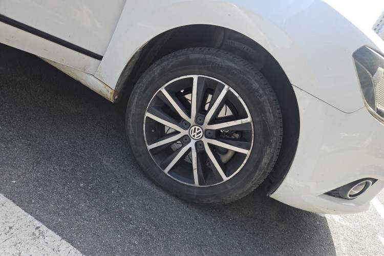 Used Volkswagen Jetta 2015 1.4TSI Automatic Sport Model Right Front Wheel Hub