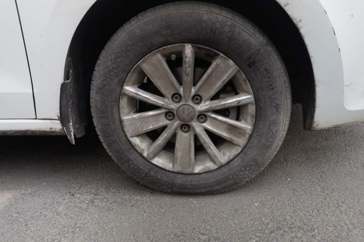Used Volkswagen Jetta 2015 Value Edition 1.6L Manual Fashionable Style Right Front Wheel Hub