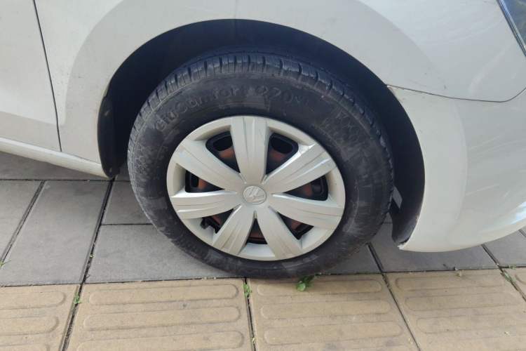 Used Volkswagen Jetta 2015 Value Edition 1.6L Manual Fashionable Style Right Front Wheel Hub