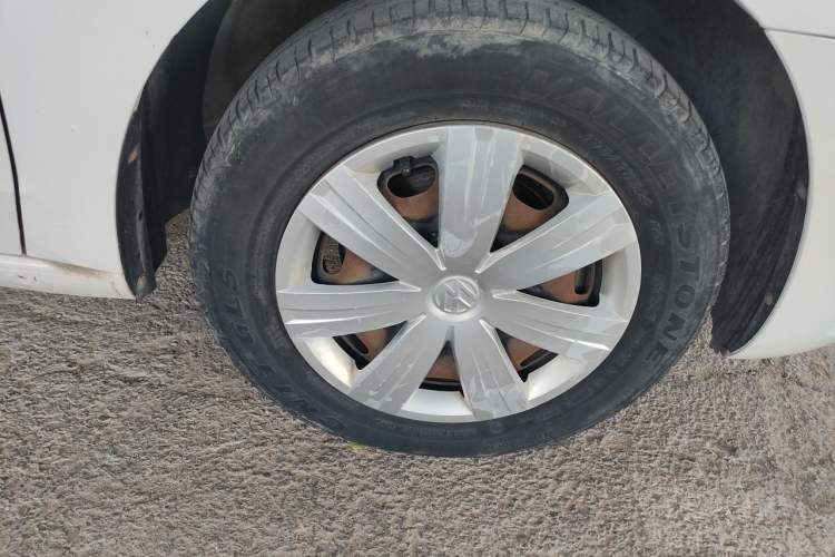 Used Volkswagen Jetta 2015 Value Edition 1.6L Manual Fashionable Style Right Front Wheel Hub