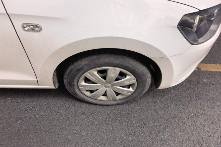 Used Volkswagen Jetta 2015 Value Edition 1.6L Manual Fashionable Style Right Front Wheel Hub