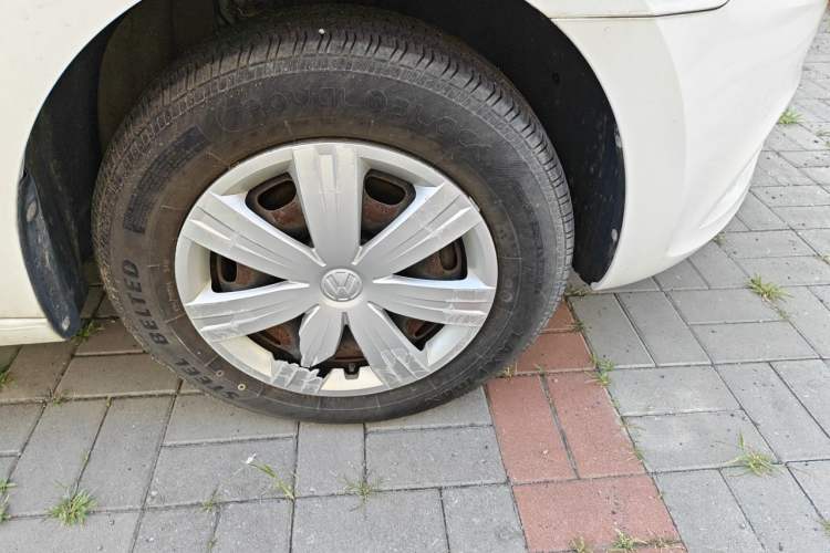 Used Volkswagen Jetta 2015 Value Edition 1.6L Manual Fashionable Style Right Front Wheel Hub