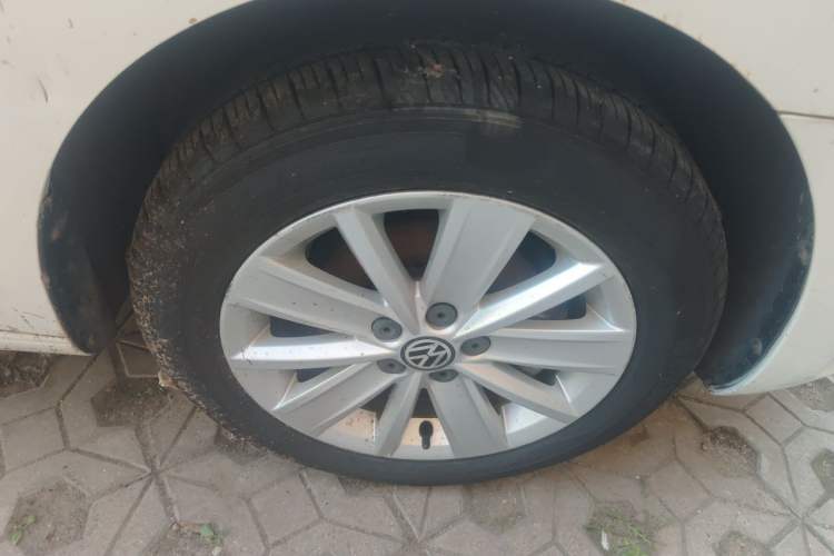 Used Volkswagen Jetta 2015 1.6L Manual Comfort Model Right Front Wheel Hub