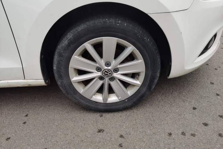 Used Volkswagen Jetta 2015 Zhuihui Edition 1.6L Manual Comfort Model Right Front Wheel Hub