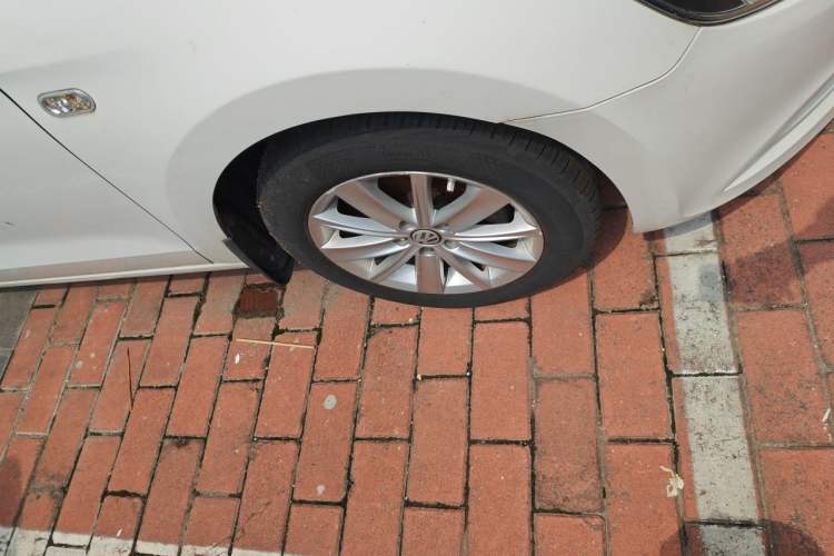 Used Volkswagen Jetta 2015 Zhuihui Edition 1.4L Manual Fashion Model Right Front Wheel Hub
