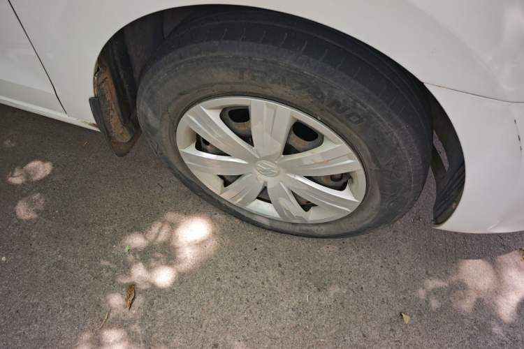 Used Volkswagen Jetta 2015 Value Edition 1.6L Manual Fashionable Style Right Front Wheel Hub
