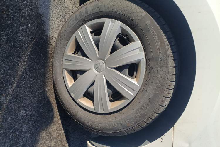 Used Volkswagen Jetta 2015 1.4L Manual Fashion Model Right Front Wheel Hub