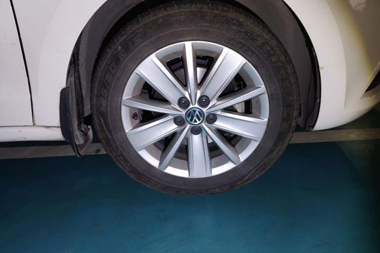 Used Volkswagen Jetta 2015 1.6L Automatic Comfort Model Right Front Wheel Hub