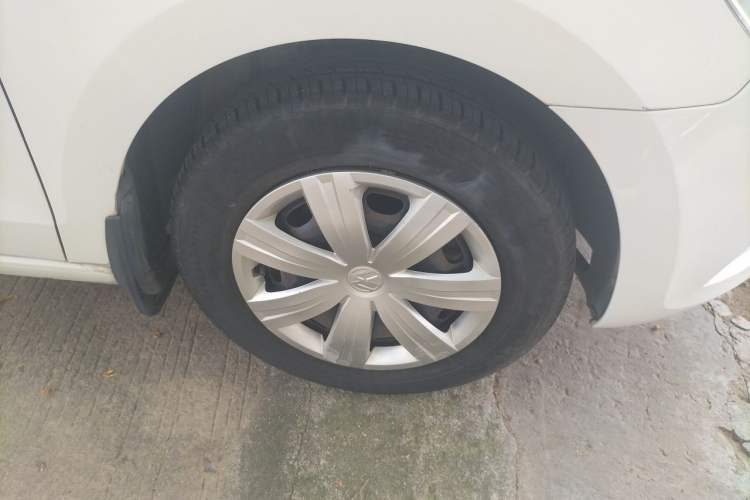 Used Volkswagen Jetta 2015 Value Edition 1.6L Automatic Fashion Version Right Front Wheel Hub