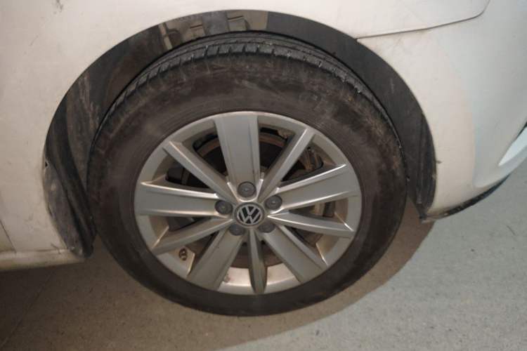 Used Volkswagen Jetta 2015 Zhuihui Edition 1.6L Manual Comfort Model Right Front Wheel Hub