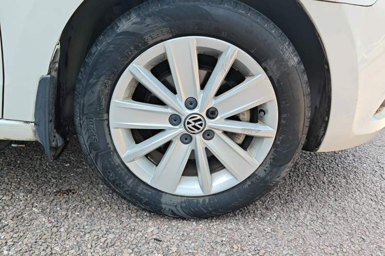 Used Volkswagen Jetta 2015 Zhuihui Edition 1.6L Manual Comfort Model Right Front Wheel Hub