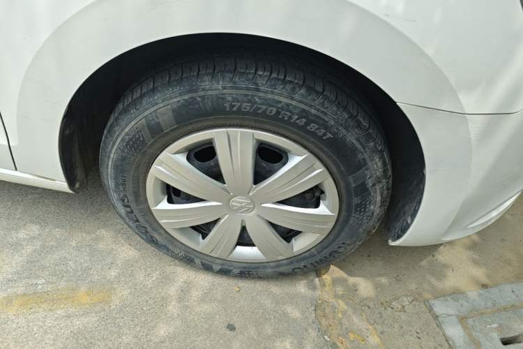 Used Volkswagen Jetta 2015 1.6L Manual Fashion Edition Right Front Wheel Hub
