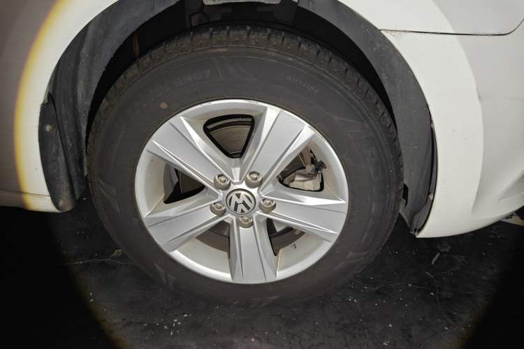 Used Volkswagen Jetta 2015 Value Edition 1.6L Automatic Fashion Version Right Front Wheel Hub