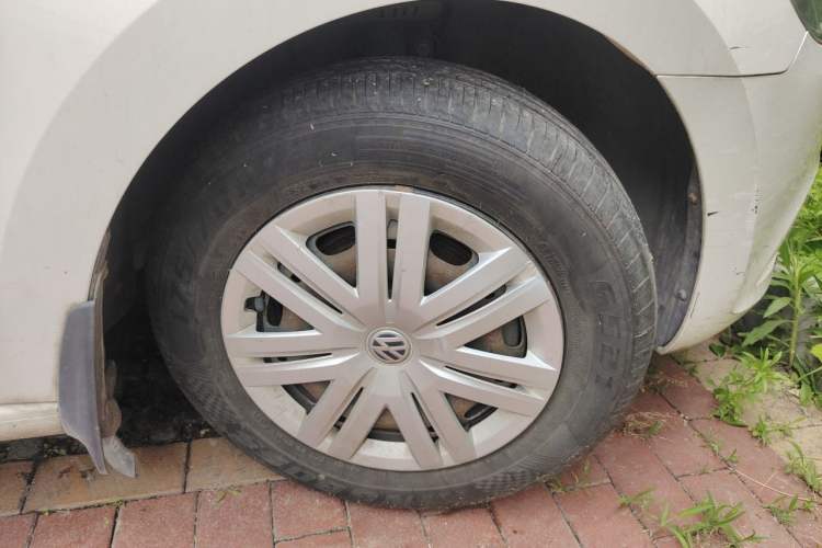Used Volkswagen Jetta 2015 Zhuihui Edition 1.4L Manual Fashion Model Right Front Wheel Hub