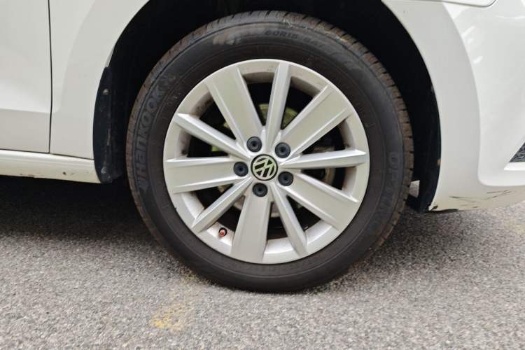 Used Volkswagen Jetta 2015 Zhuihui Edition 1.6L Manual Comfort Model Right Front Wheel Hub