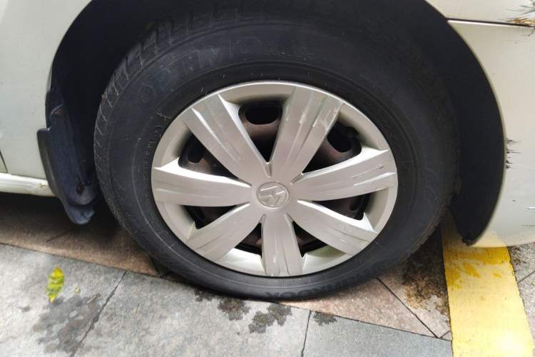 Used Volkswagen Jetta 2015 1.6L Automatic Fashion Model Right Front Wheel Hub