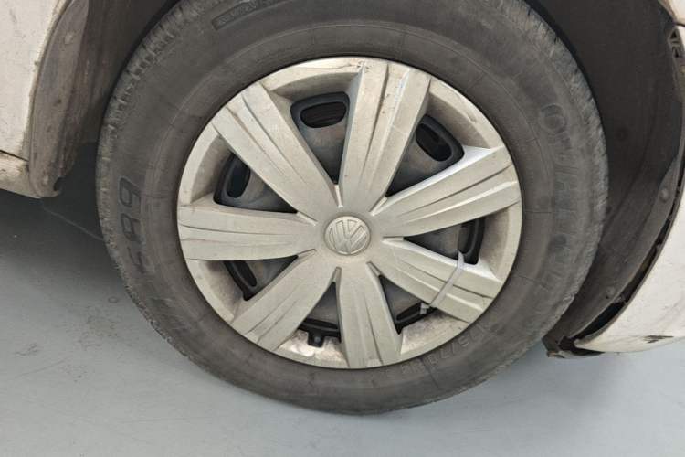 Used Volkswagen Jetta 2015 Value Edition 1.6L Manual Fashionable Style Right Front Wheel Hub