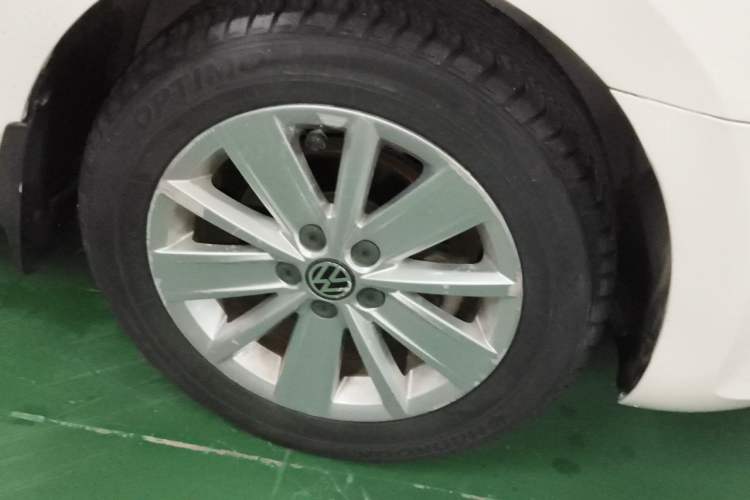 Used Volkswagen Jetta 2015 Value Edition 1.6L Automatic Comfort Version Right Front Wheel Hub