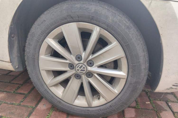 Used Volkswagen Jetta 2015 Value Edition 1.6L Automatic Comfort Version Right Front Wheel Hub