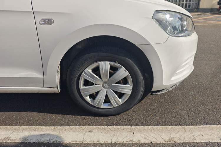 Used Volkswagen Jetta 2015 Value Edition 1.6L Automatic Fashion Version Right Front Wheel Hub