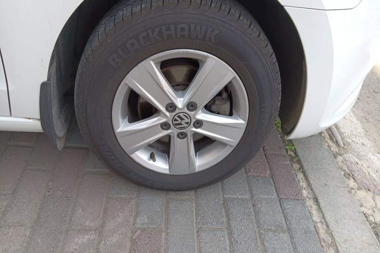 Used Volkswagen Jetta 2015 Value Edition 1.6L Manual Fashionable Style Right Front Wheel Hub