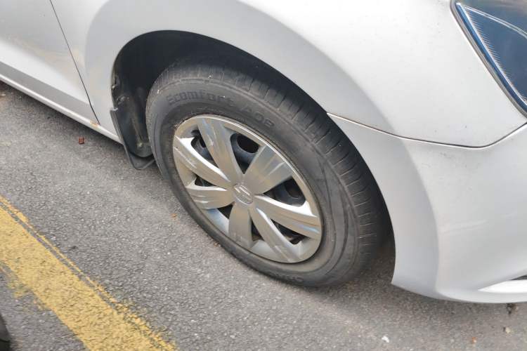 Used Volkswagen Jetta 2015 Value Edition 1.6L Manual Fashionable Style Right Front Wheel Hub