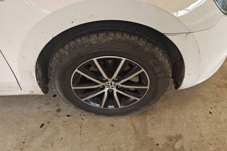 Used Volkswagen Jetta 2015 Zhihui Edition 1.4L Manual Comfort Model Right Front Wheel Hub