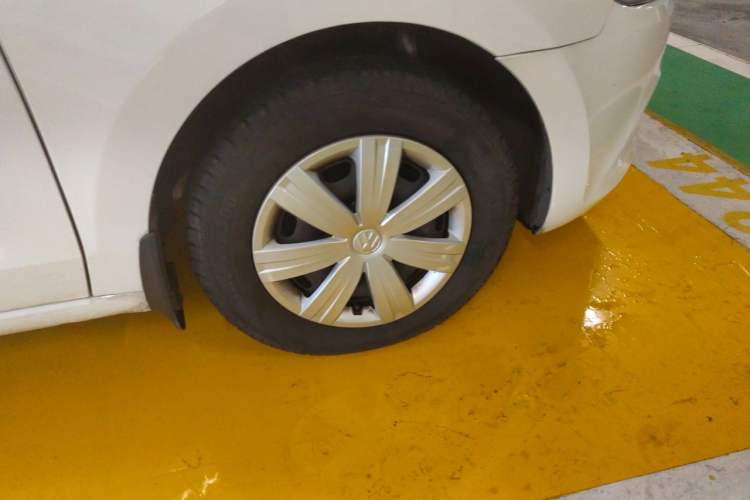 Used Volkswagen Jetta 2015 Value Edition 1.6L Manual Fashionable Style Right Front Wheel Hub