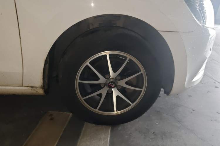 Used Volkswagen Jetta 2015 Value Edition 1.6L Automatic Fashion Version Right Front Wheel Hub