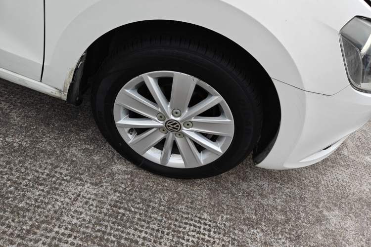 Used Volkswagen Jetta 2015 1.6L Automatic Comfort Model Right Front Wheel Hub