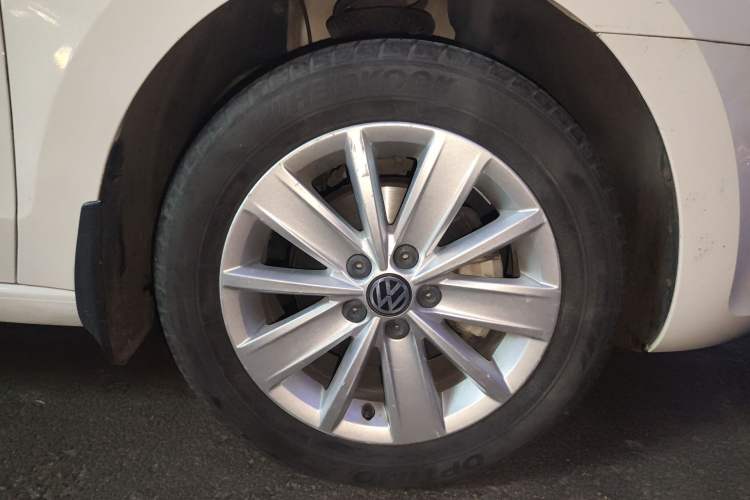 Used Volkswagen Jetta 2015 1.6L Manual Comfort Model Right Front Wheel Hub