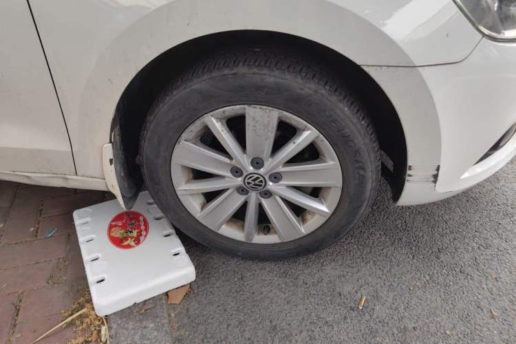 Used Volkswagen Jetta 2015 Value Edition 1.6L Automatic Comfort Version Right Front Wheel Hub