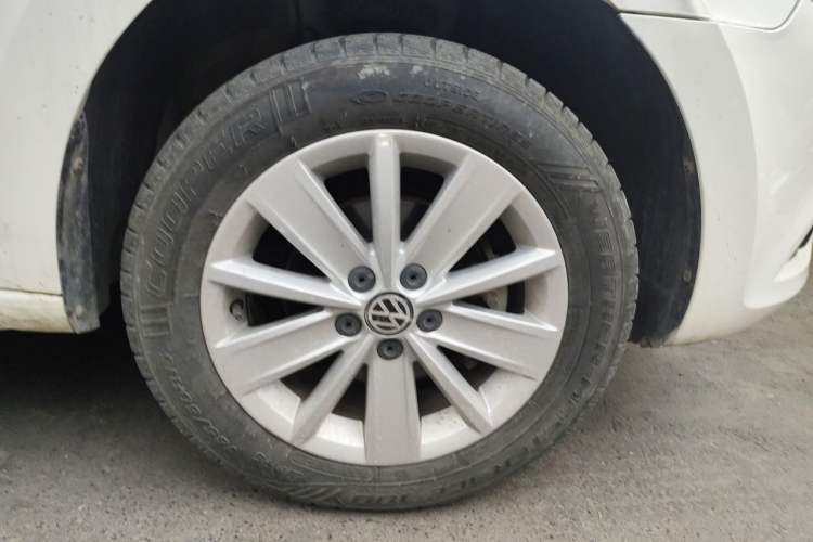 Used Volkswagen Jetta 2015 1.6L Manual Comfort Model Right Front Wheel Hub