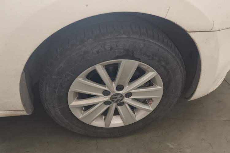 Used Volkswagen Jetta 2015 1.4L Manual Fashion Model Right Front Wheel Hub
