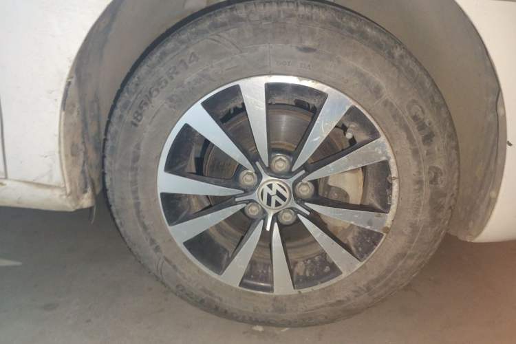 Used Volkswagen Jetta 2015 Zhuihui Edition 1.4L Manual Fashion Model Right Front Wheel Hub
