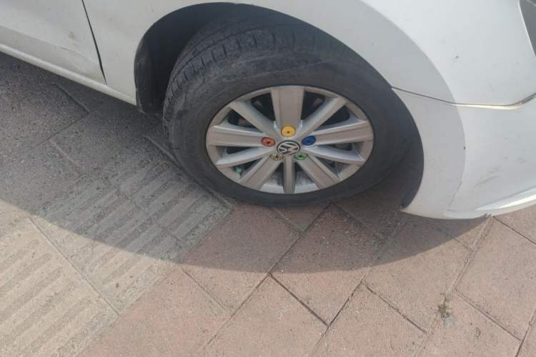 Used Volkswagen Jetta 2015 Zhuihui Edition 1.4L Manual Fashion Model Right Front Wheel Hub