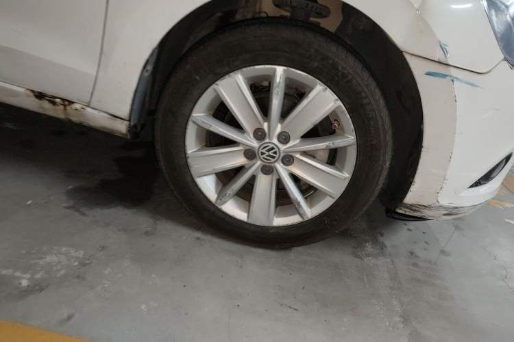 Used Volkswagen Jetta 2015 1.6L Manual Comfort Model Right Front Wheel Hub