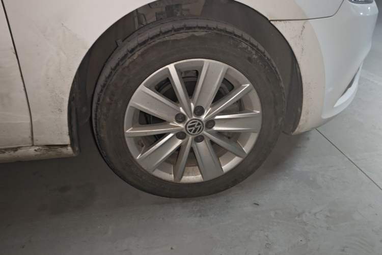 Used Volkswagen Jetta 2015 Zhuihui Edition 1.6L Manual Comfort Model Right Front Wheel Hub