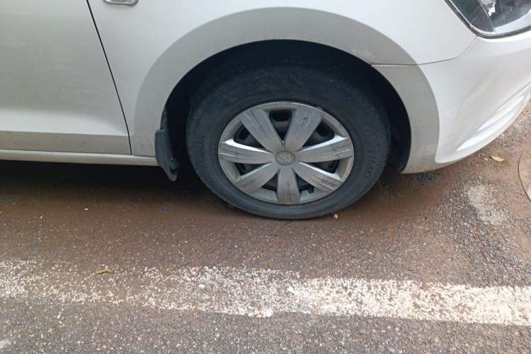 Used Volkswagen Jetta 2015 Zhuihui Edition 1.4L Manual Fashion Model Right Front Wheel Hub