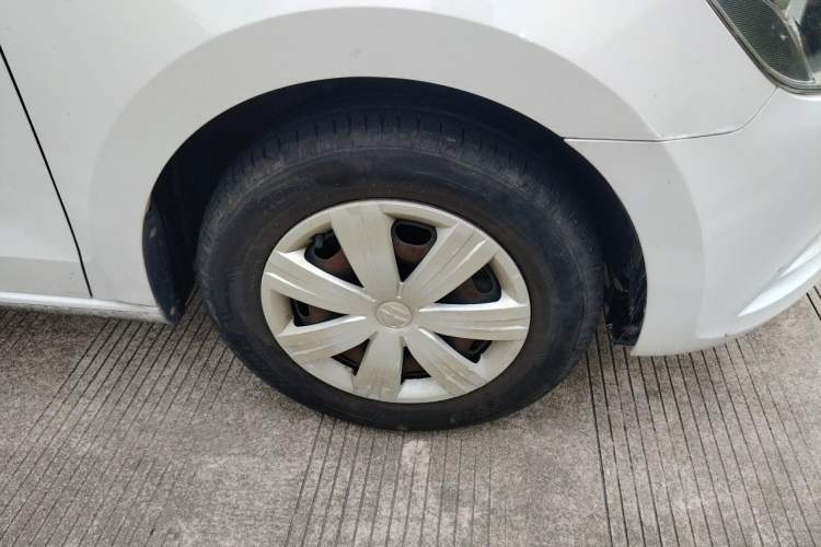 Used Volkswagen Jetta 2015 Value Edition 1.6L Manual Fashionable Style Right Front Wheel Hub