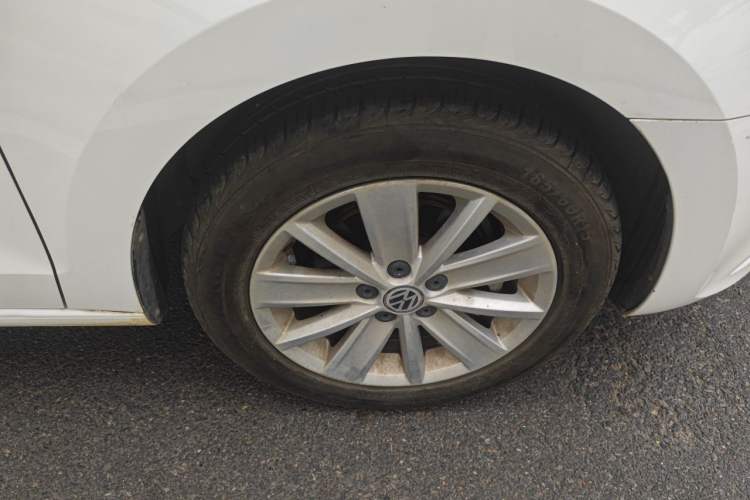 Used Volkswagen Jetta 2015 Value Edition 1.6L Automatic Comfort Version Right Front Wheel Hub