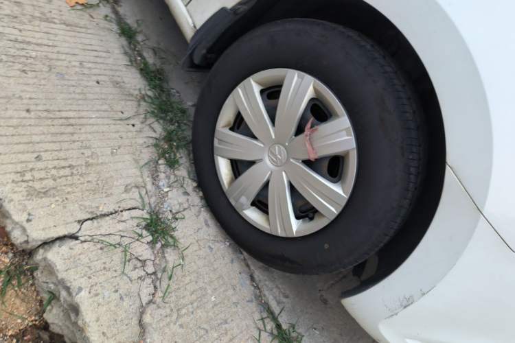 Used Volkswagen Jetta 2015 1.6L Manual Fashion Edition Right Front Wheel Hub