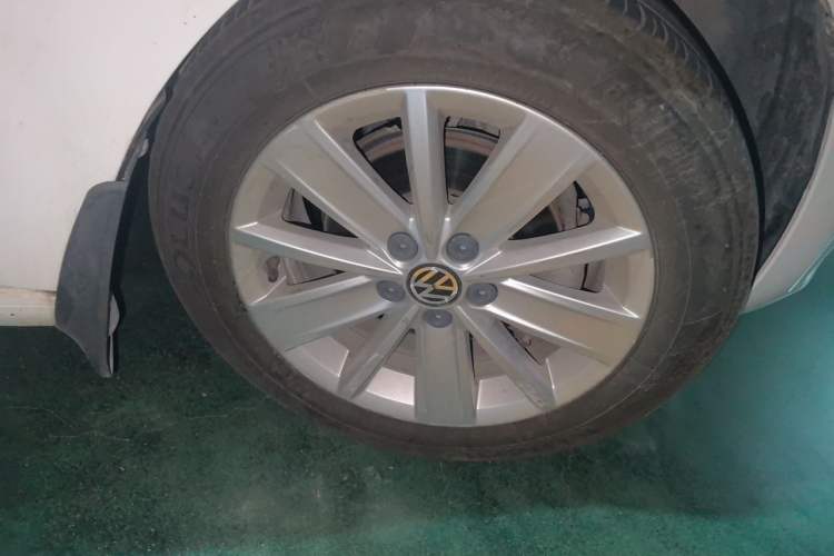 Used Volkswagen Jetta 2015 1.4L Manual Comfort Model Right Front Wheel Hub
