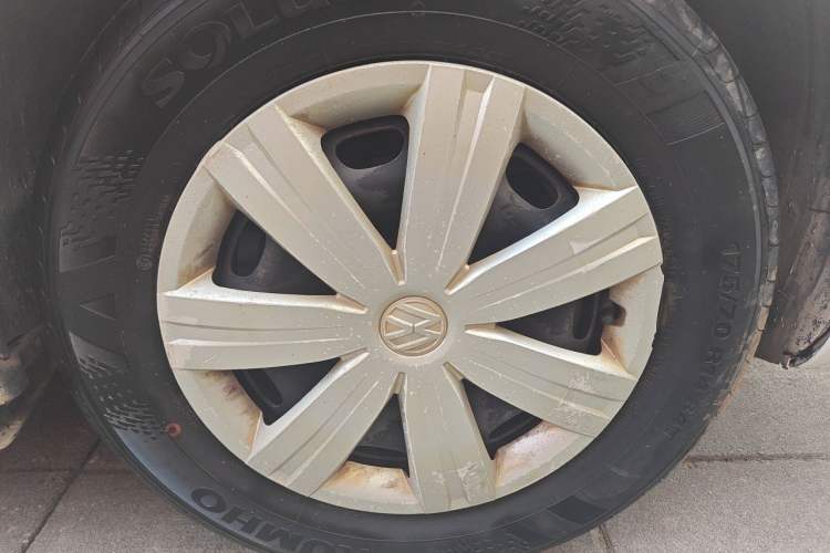 Used Volkswagen Jetta 2015 Value Edition 1.6L Manual Fashionable Style Right Front Wheel Hub