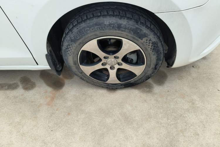 Used Volkswagen Jetta 2015 Zhuihui Edition 1.4L Manual Fashion Model Right Front Wheel Hub