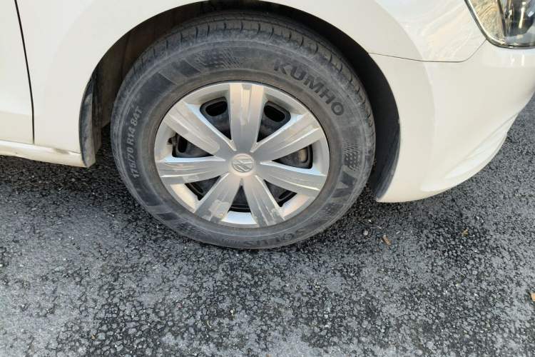 Used Volkswagen Jetta 2015 Value Edition 1.6L Automatic Fashion Version Right Front Wheel Hub