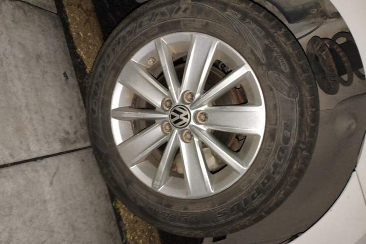 Used Volkswagen Jetta 2015 Zhuihui Edition 1.4L Manual Fashion Model Right Front Wheel Hub