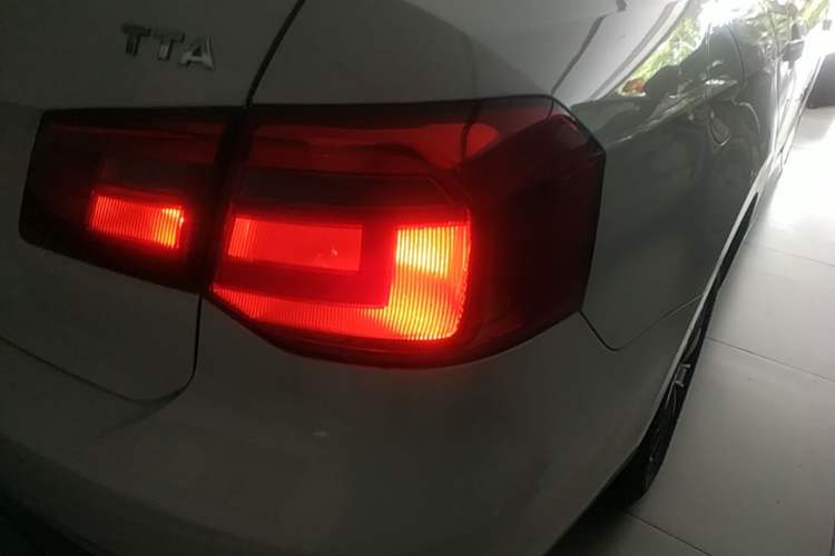 Used Volkswagen Jetta 2015 Value Edition 1.6L Automatic Fashion Version Right Rear Taillight