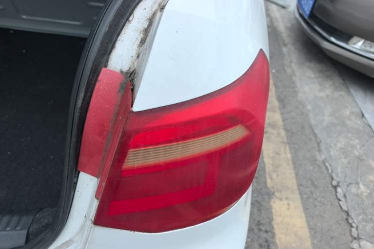 Used Volkswagen Jetta 2015 Value Edition 1.6L Automatic Comfort Version Right Rear Taillight